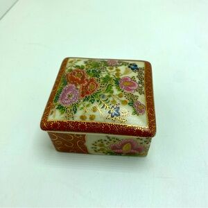 Vintage Satsuma Japanese Hand Painted Trinket Box